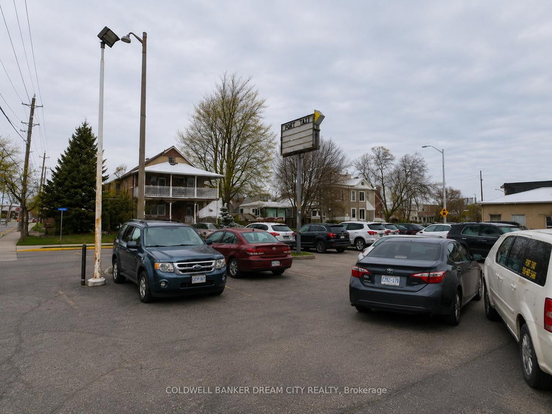 165 King St W photo 2