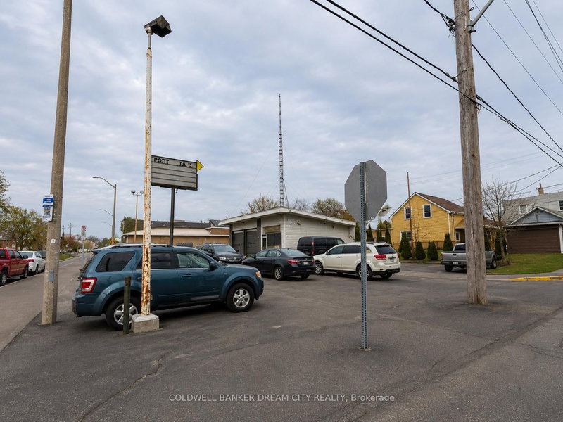 165 King St W photo 4