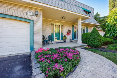 7 Mayholme Court • St. Catharines, ON photo 3
