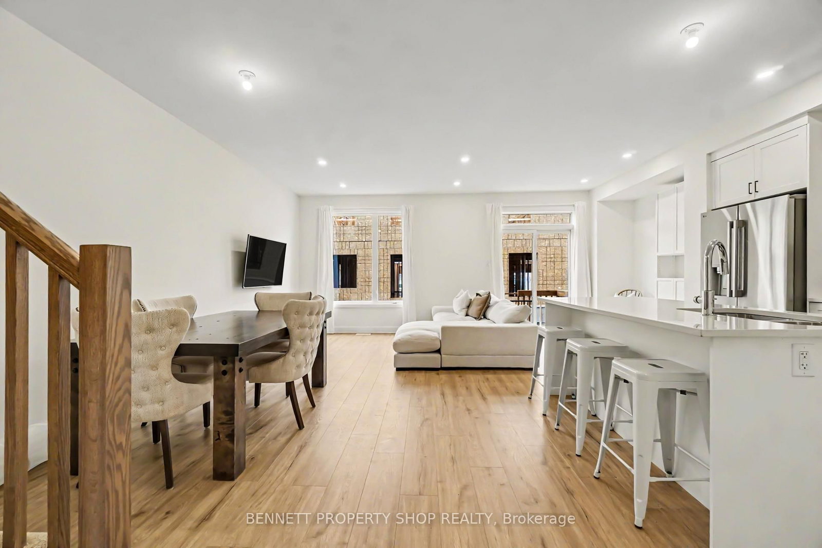 1047 Ventus Way • Ottawa, ON photo 3
