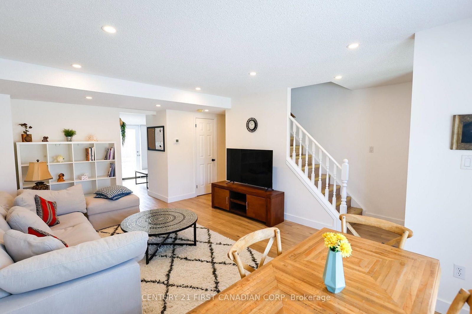 70 - 70 CHAPMAN Court, London North 4