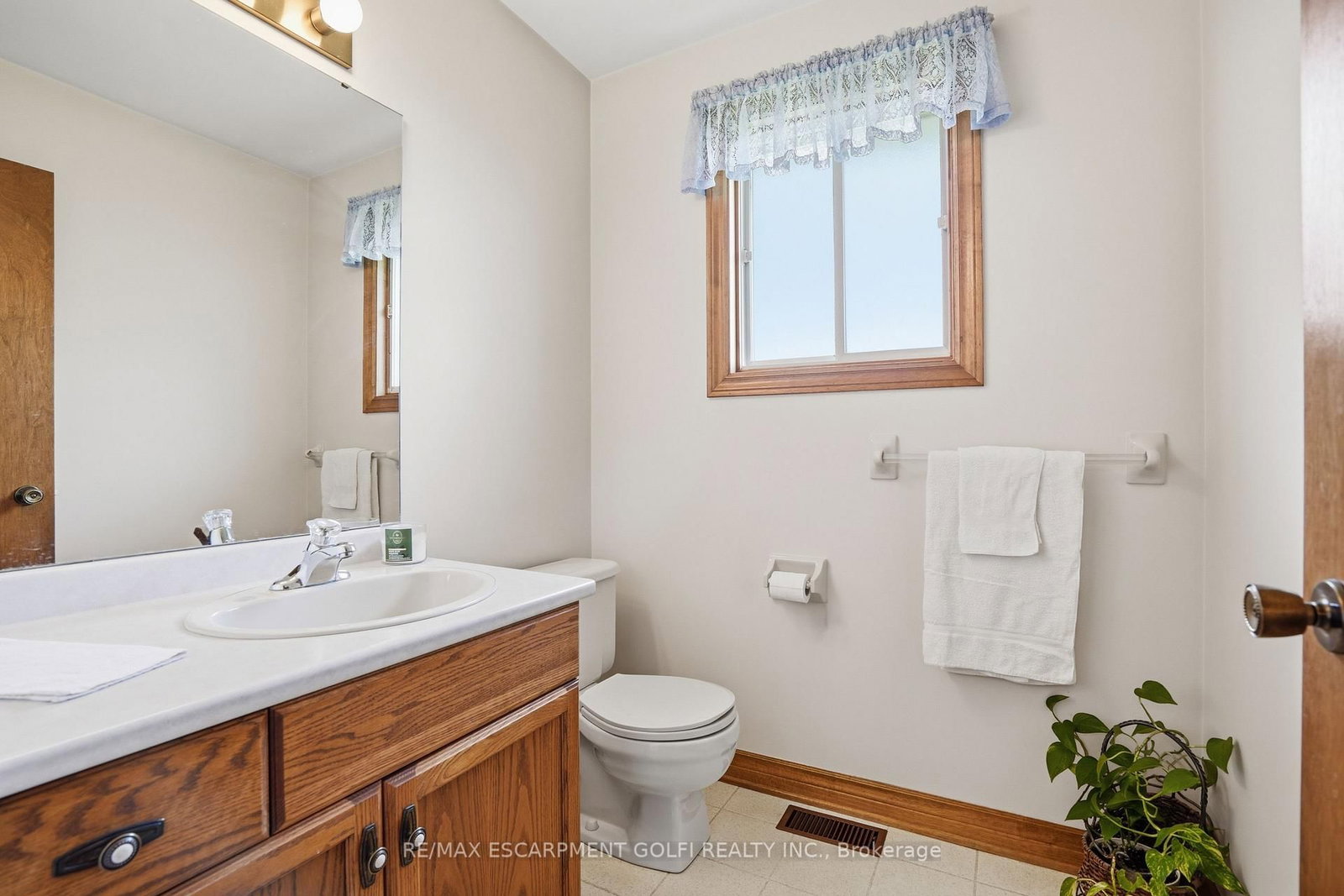 11 Greenbriar Court • Welland, ON photo 12