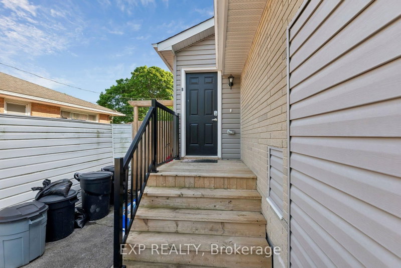 158 Laurentian Drive N