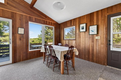956 Roddick Lane — more photos