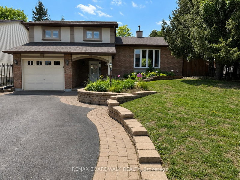 home for lease on 22 BARTLEY Crescent
