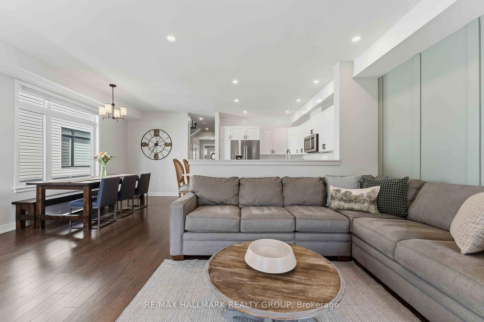 369 Broadridge Crescent - Photo 7