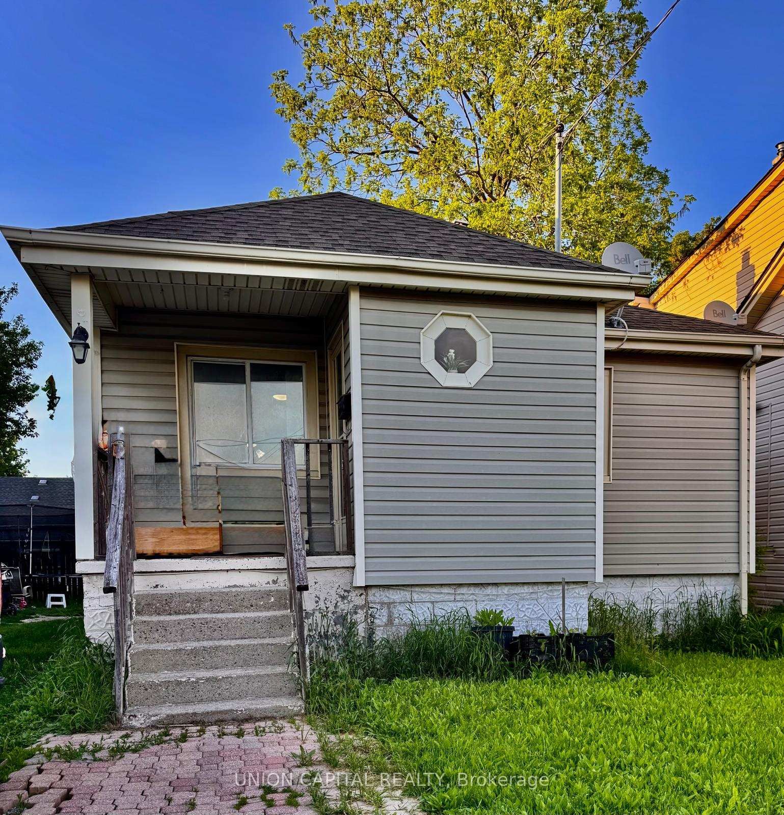 16 Cumming Street • St. Catharines, ON photo 1
