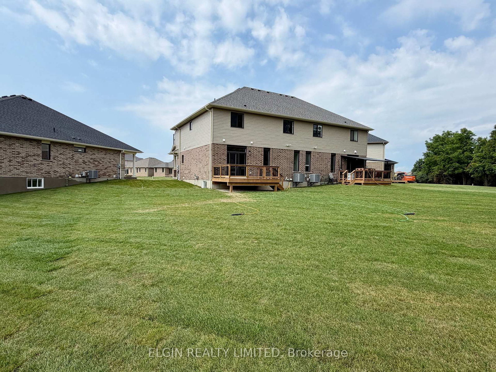 8 Columbus Court • Central Elgin, ON photo 3