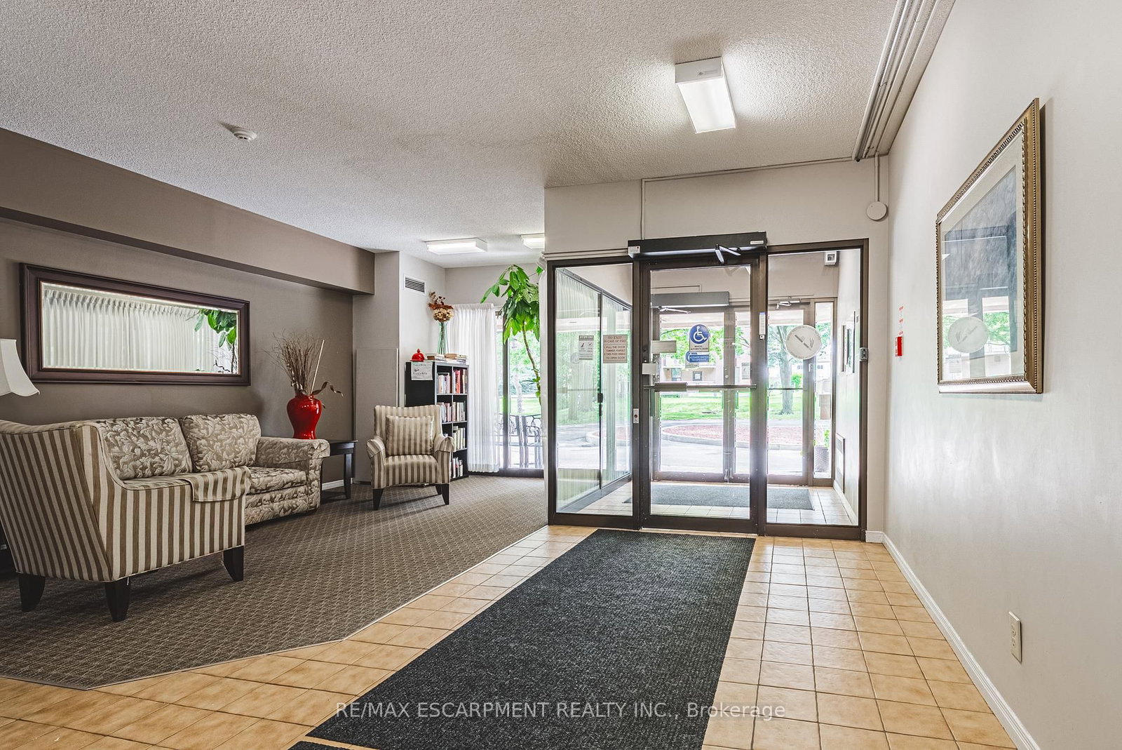 180 Limeridge Road W, Unit 103 - Photo 2