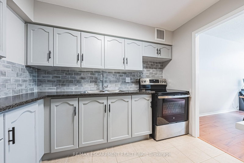 180 Limeridge Rd W photo 5