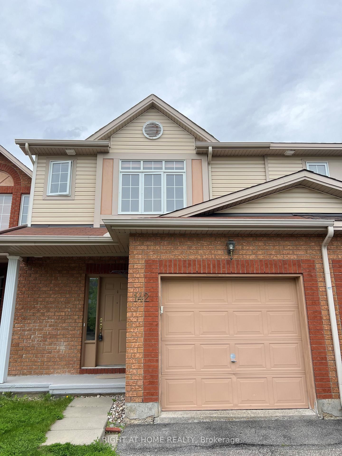 142 Lilibet Crescent E • Ottawa, ON photo 2