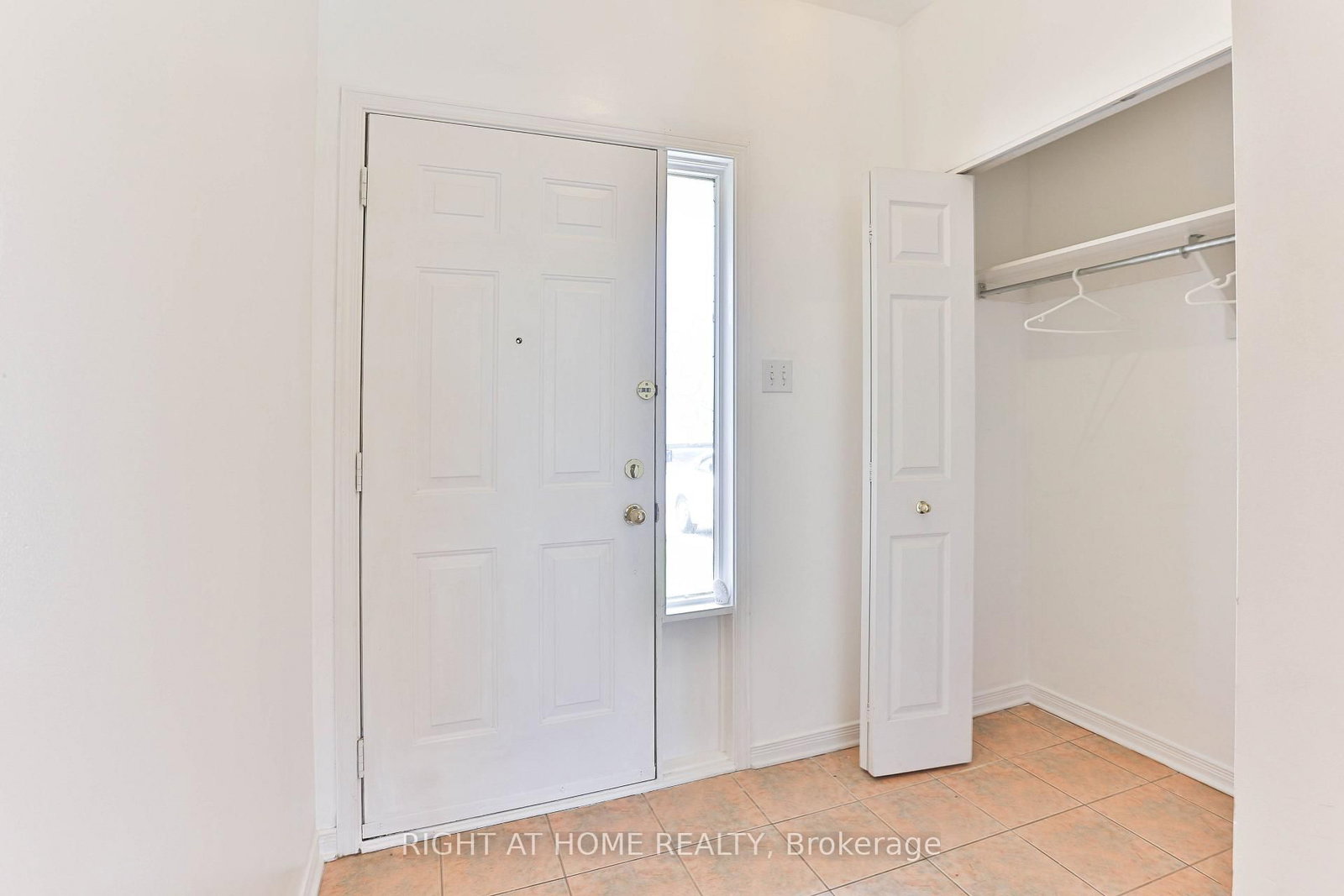 142 Lilibet Crescent E • Ottawa, ON photo 3