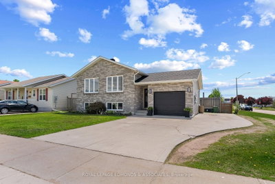 621 Johnston Crescent — photo 5