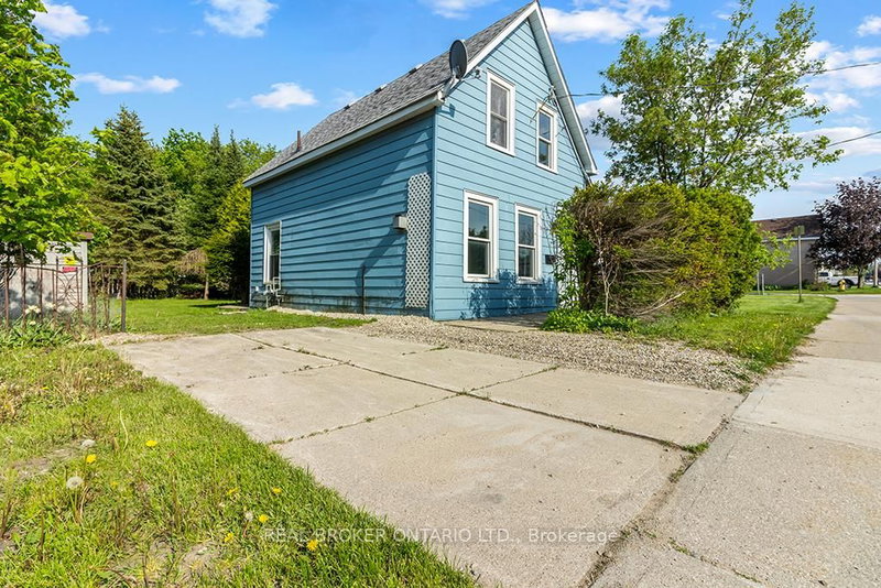 1323 2nd Ave W photo 4