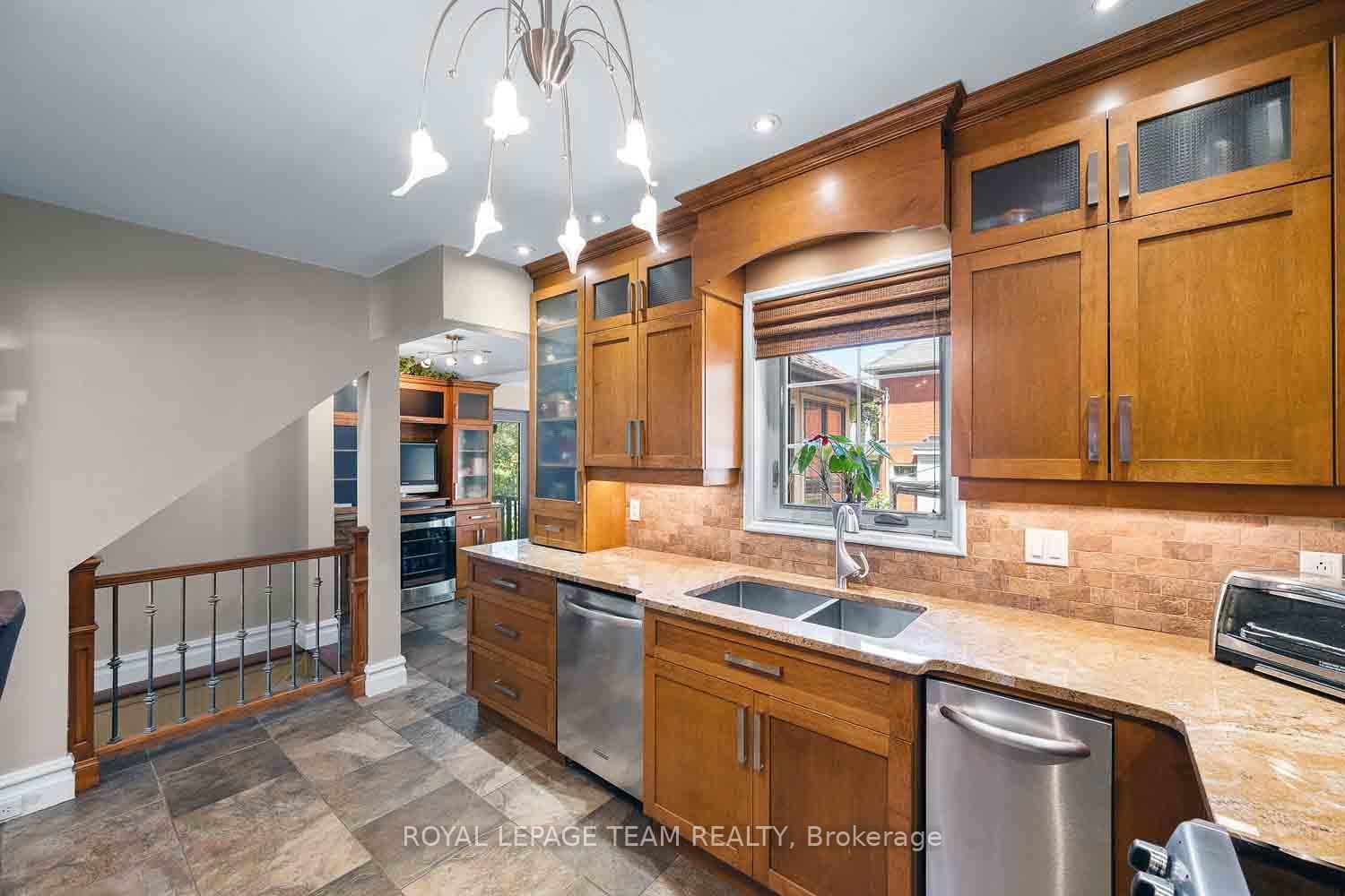 139 PLEASANT PARK Road • Ottawa, ON photo 18