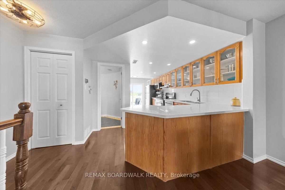 366 CROWNRIDGE Drive • Kanata, ON photo 4