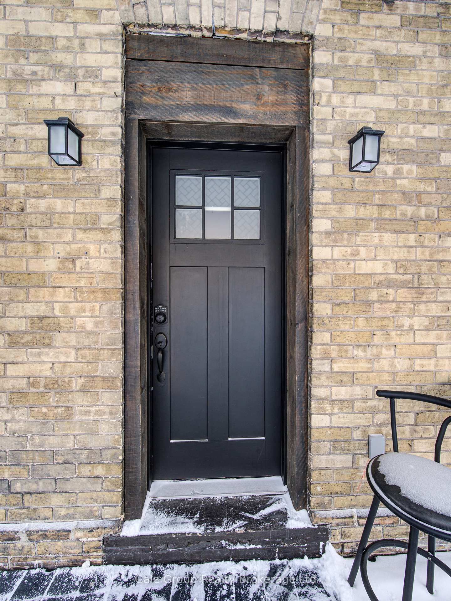 83 Oxford Street • Woodstock, ON photo 3