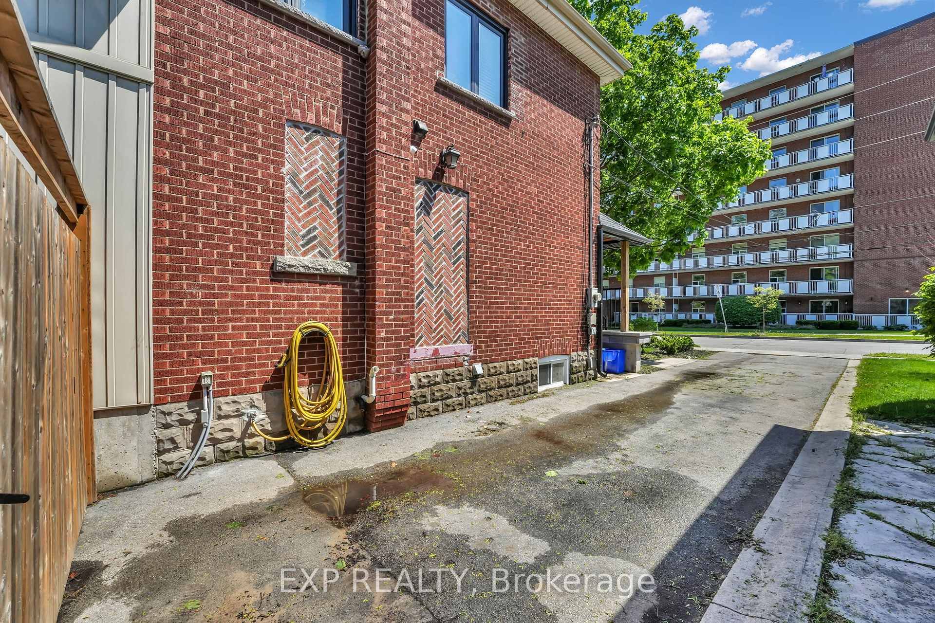 25 Park Street E