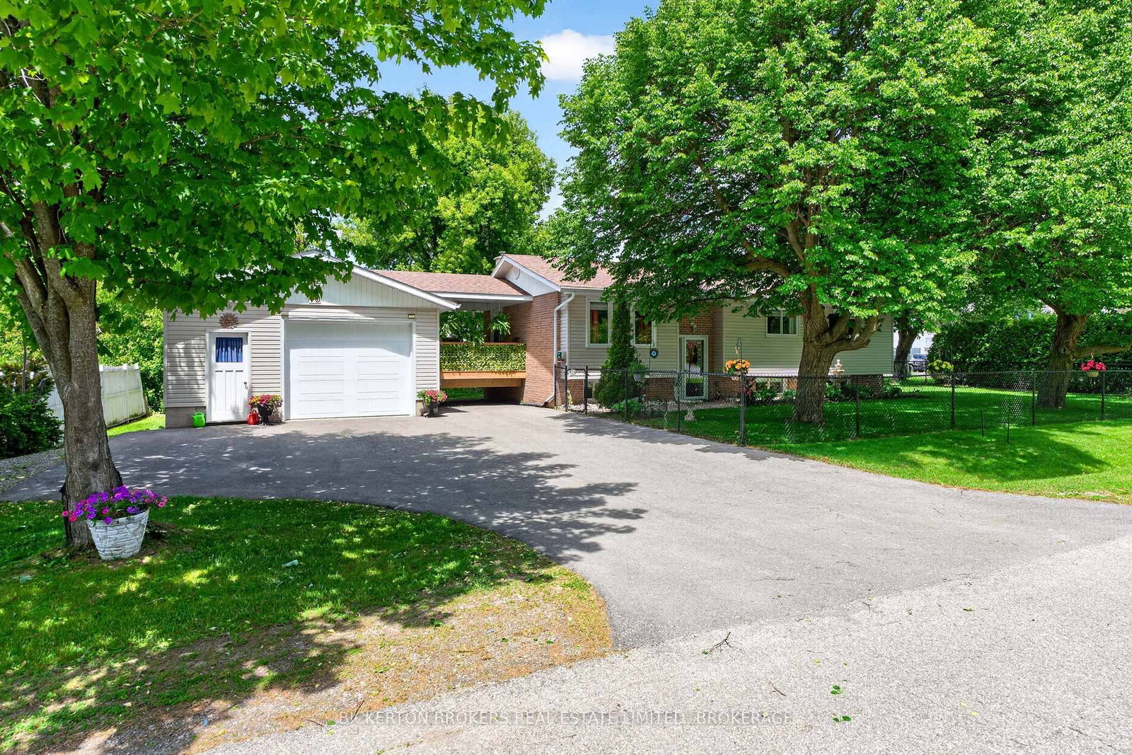 90 Ann Street • Gananoque, ON photo 1