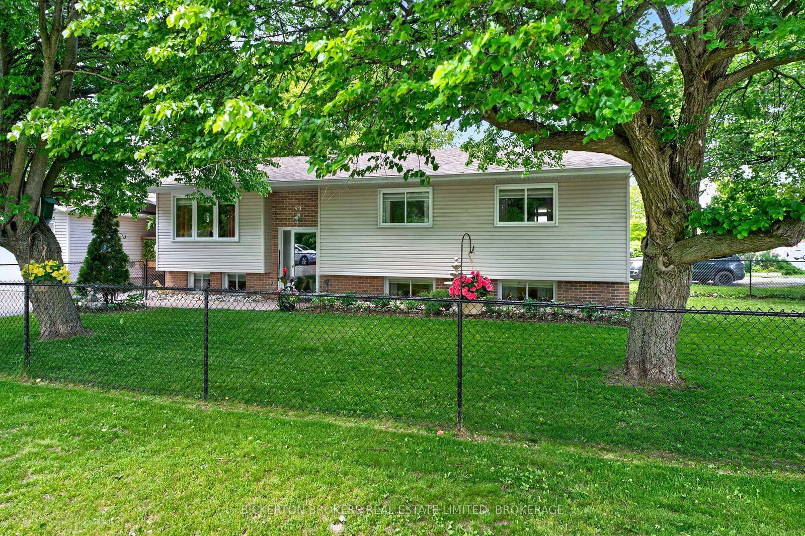 90 Ann Street • Gananoque, ON photo 3