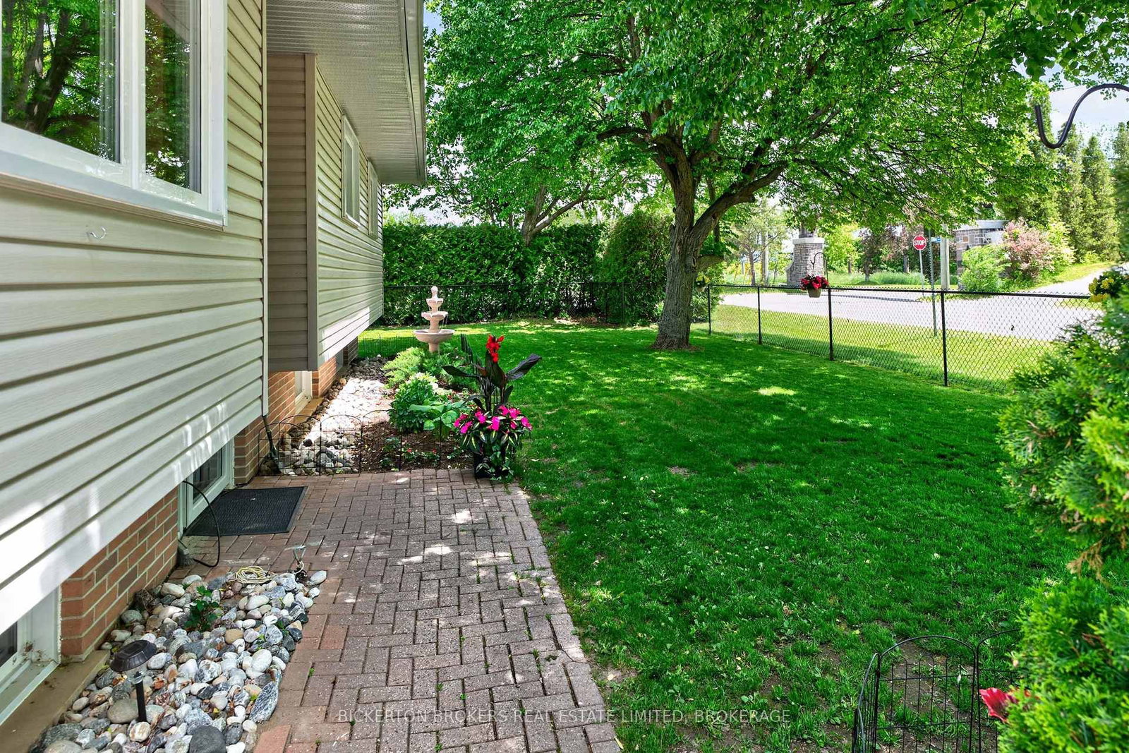 90 Ann Street • Gananoque, ON photo 9