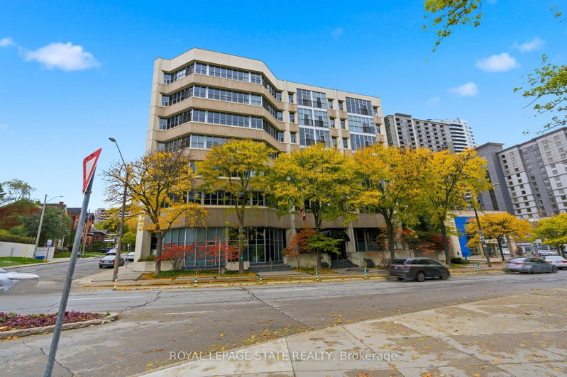 PH10 - 66 Bay Street S