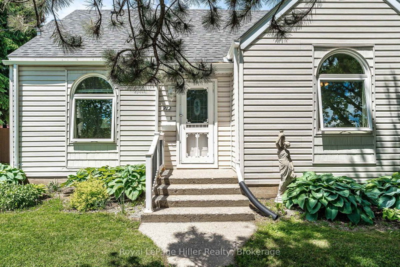 272 John Street N