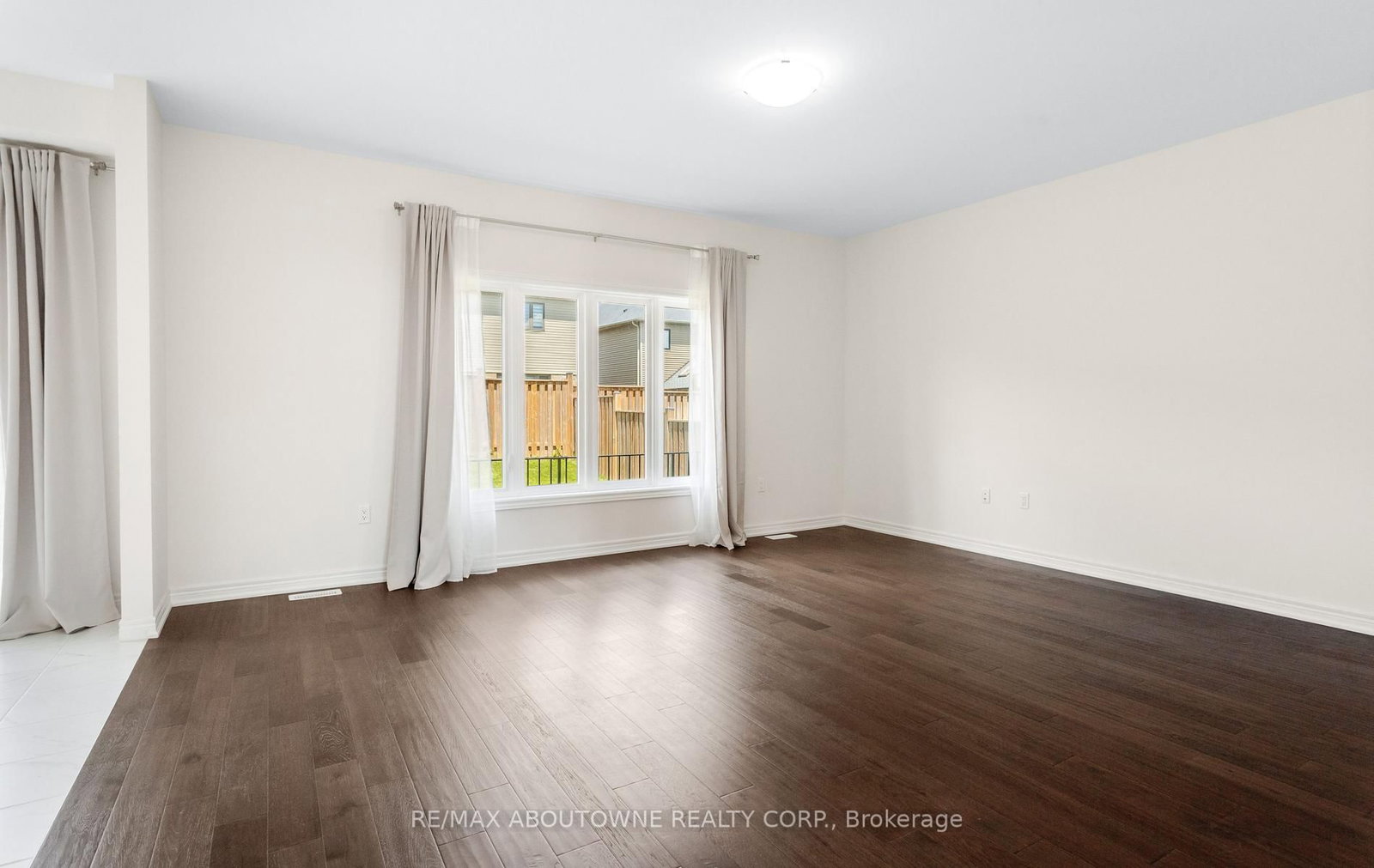 10 Mcgovern Lane • Brant, ON photo 11