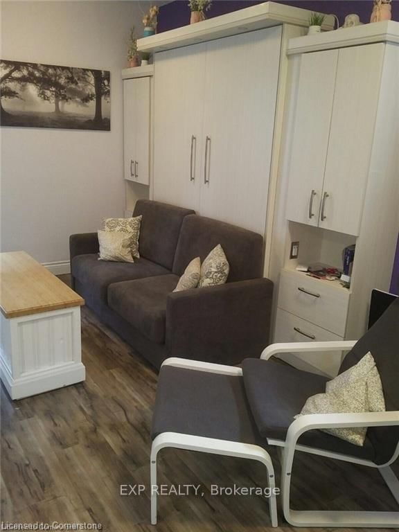 250 King Street W, Unit Bachelor