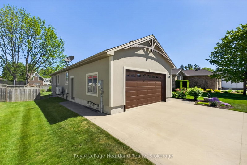 86 Huron Street W