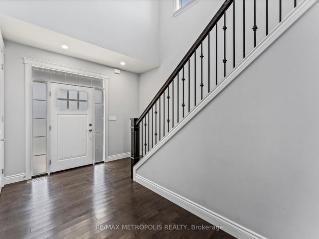 925 Lakewood Crescent