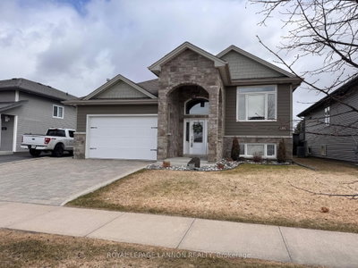216 Cougar Crescent