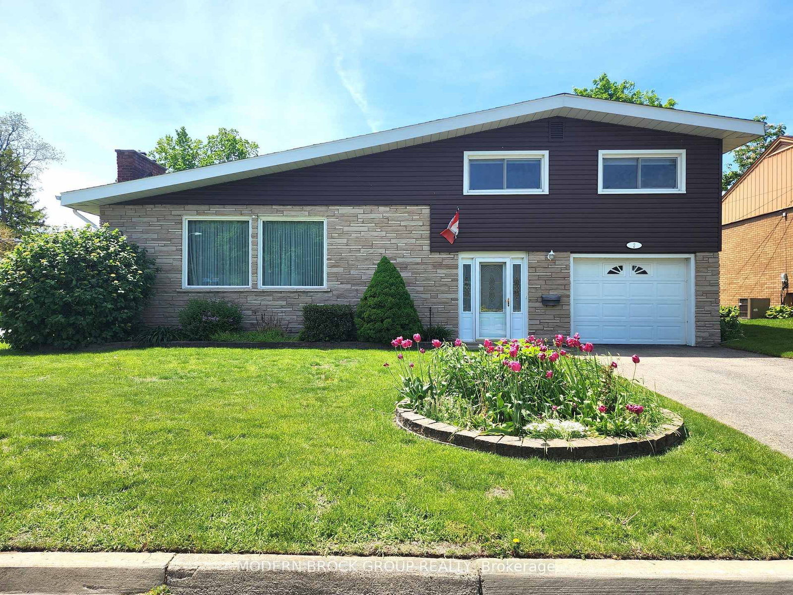 Detached House sold at 2 Woodlawn Place, Brockville, Ontario, K6V 2Z2 - Brockville - MLS: X13245480