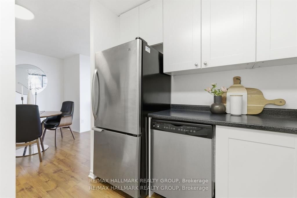 71 Somerset Street W, Unit 2003