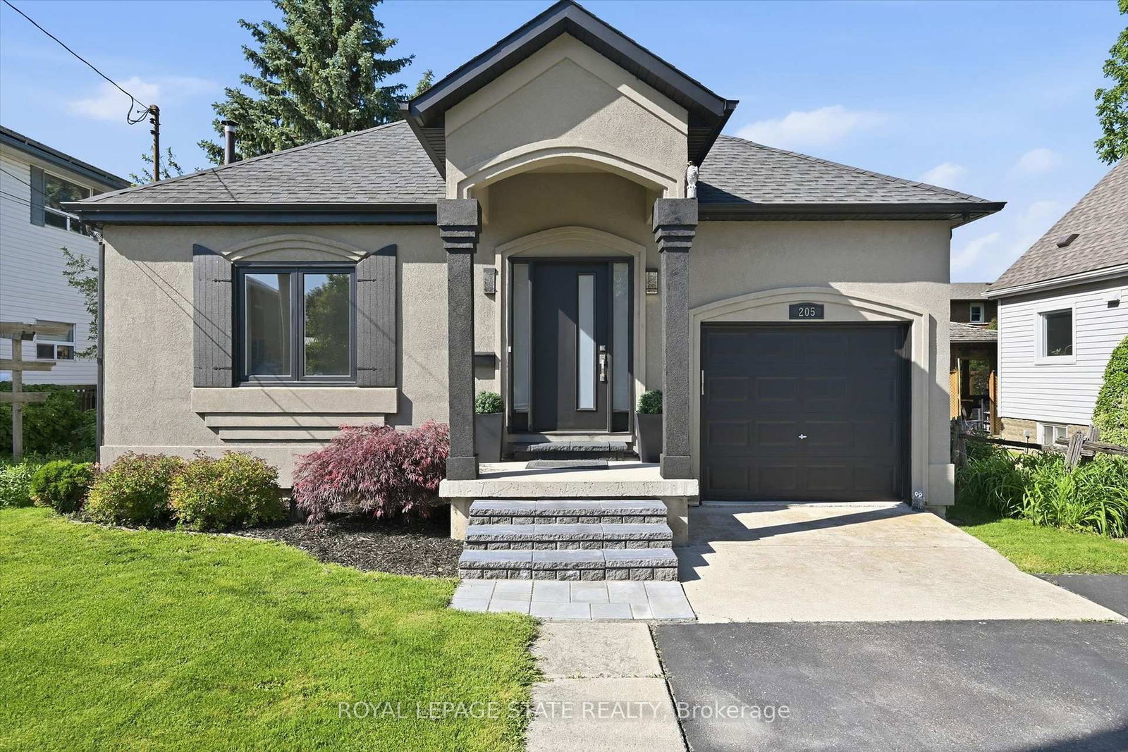 205 Dumbarton Hamilton,ON L8K 5C2