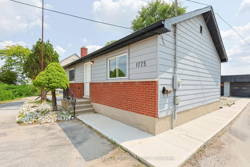 Upper Unit - 1775 OXFORD Street E