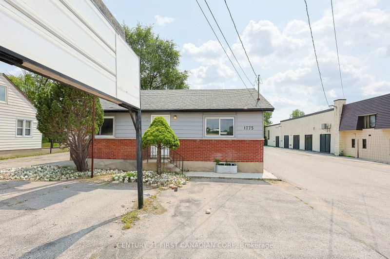 Upper Unit - 1775 OXFORD Street E
