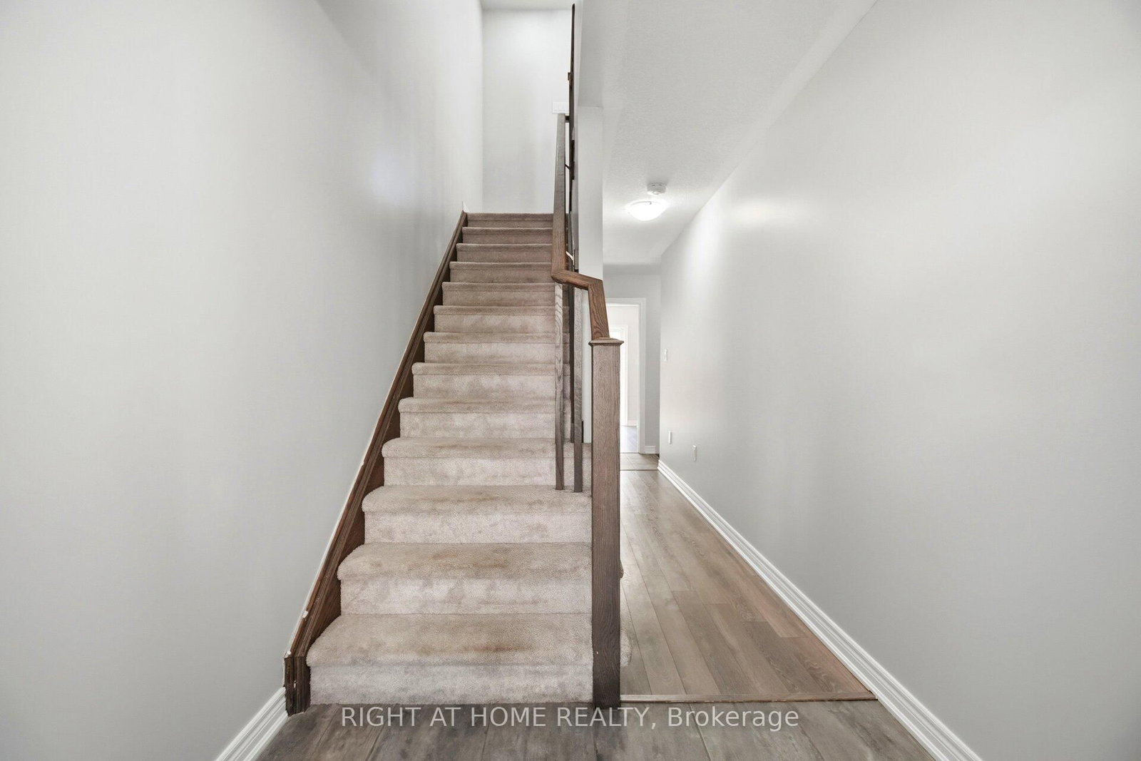 8 Rapids Lane • Hamilton, ON photo 4