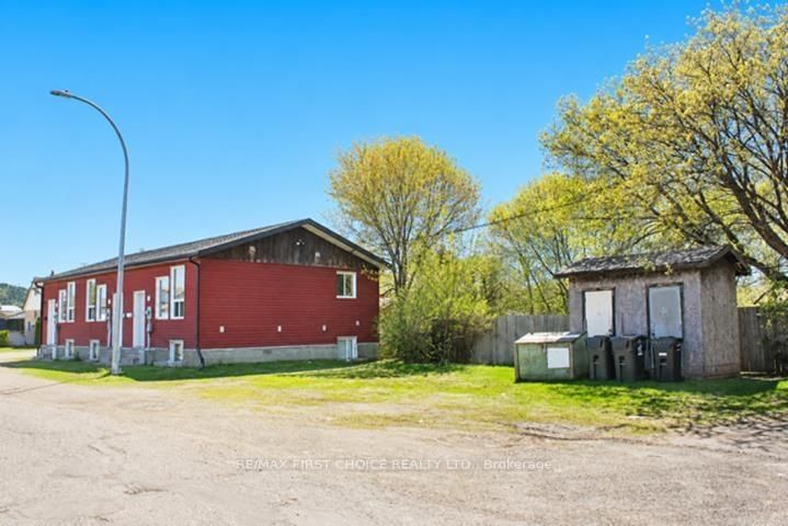 303 Frederica Street W