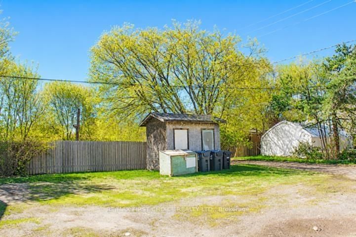 303 Frederica Street W