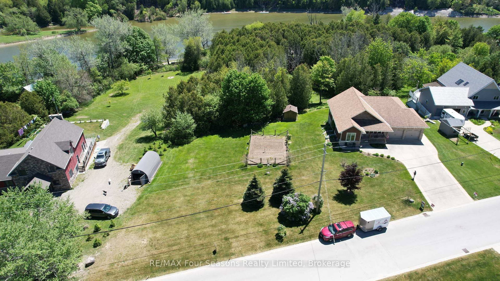 229 S Rankin Street • Saugeen Shores, ON photo 4