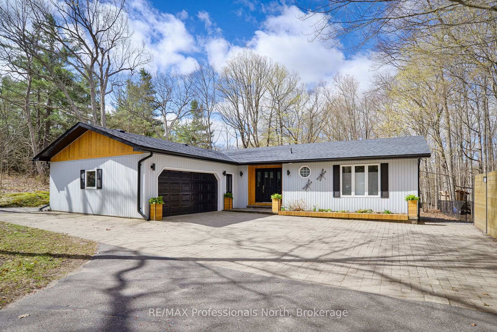 225 Blanchard Street W • Gravenhurst, ON photo 2