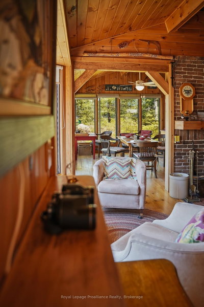 890 Mazinaw Lake • Cloyne, ON photo 9