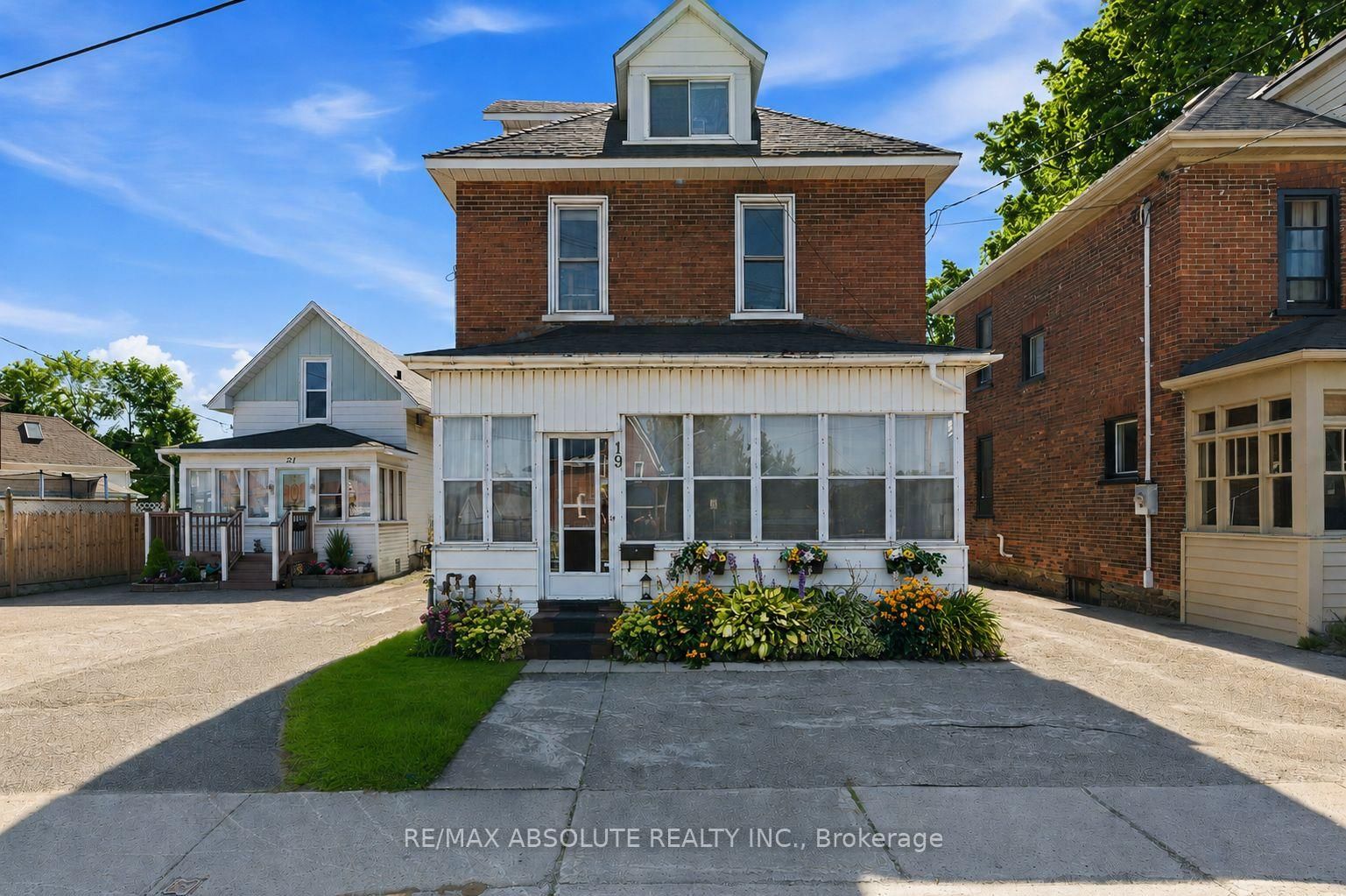 19 Leeds Street • Smiths Falls, ON photo 2