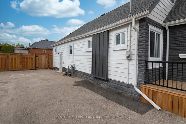 5 Briscoe Street W