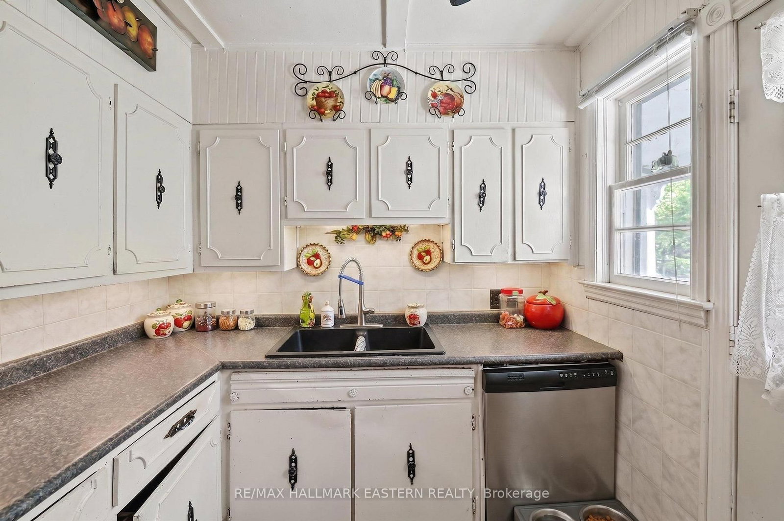 16 Holloway Street • Belleville, ON photo 6
