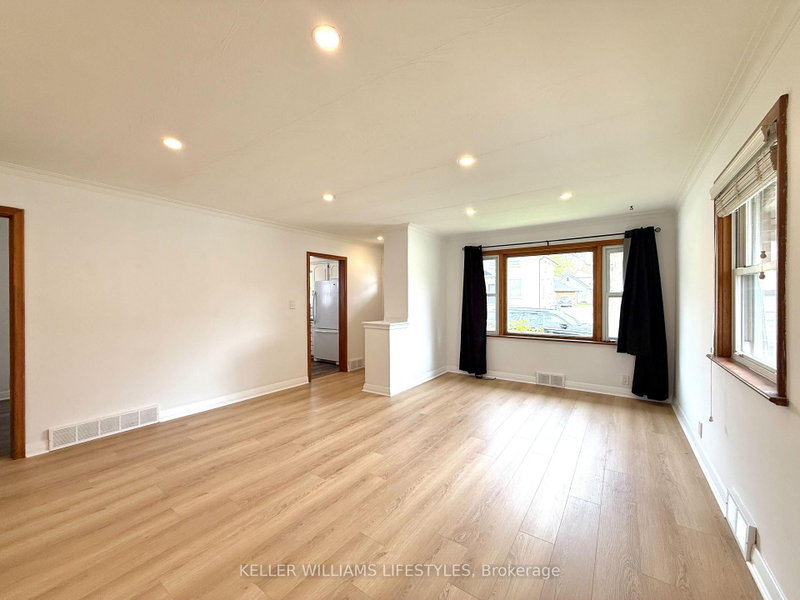 home for lease on 206 Wellington Street S