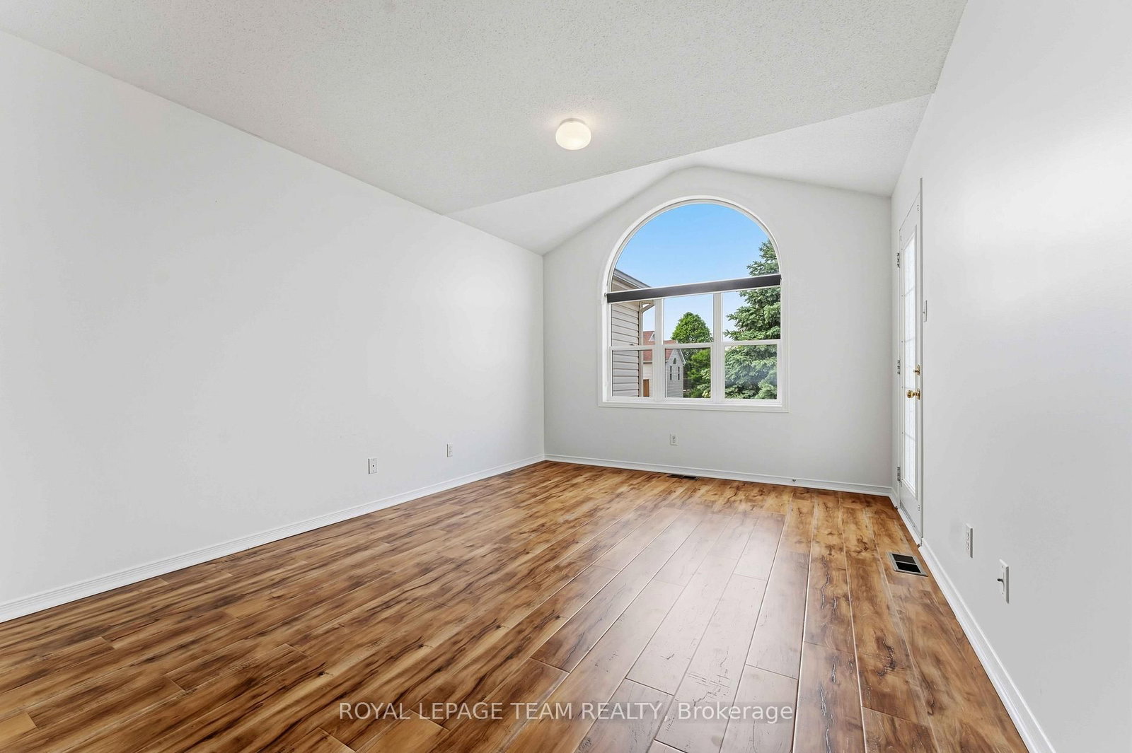 11 Saffron Court • Ottawa, ON photo 17