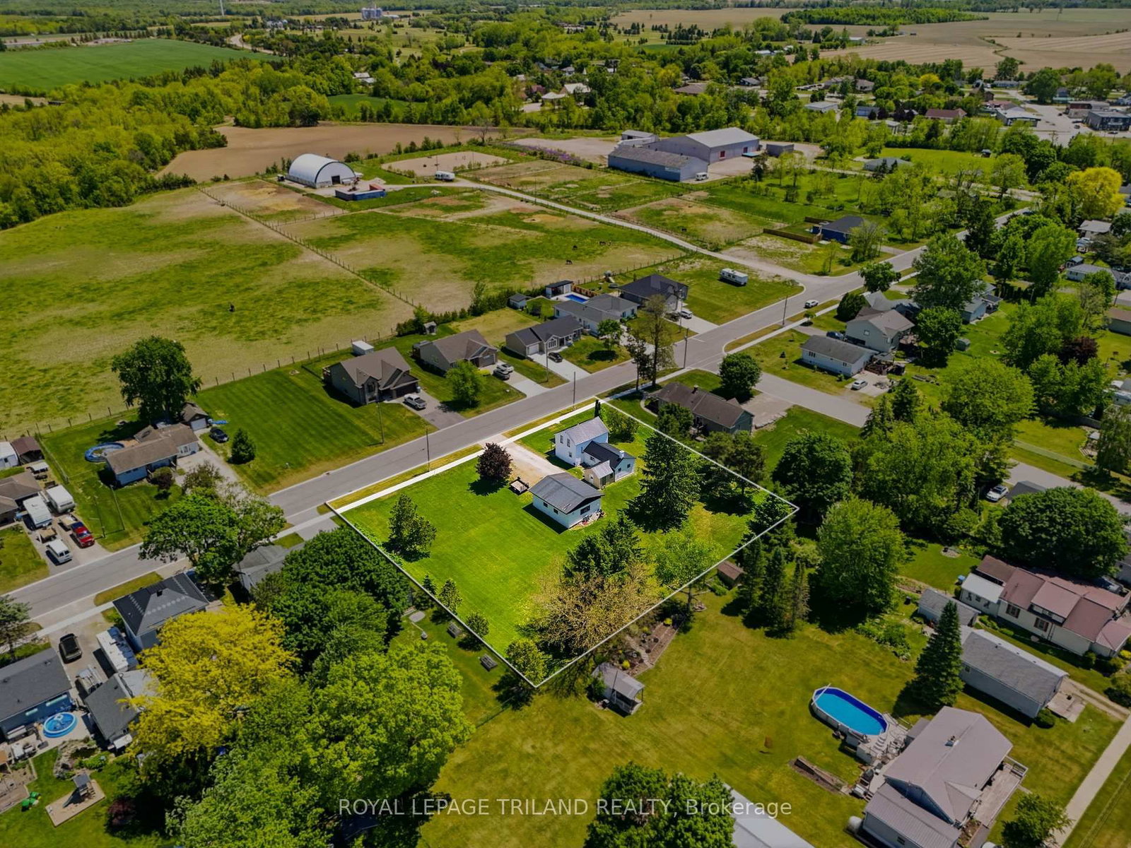 191 ELIZABETH Street • Lambton Shores, ON photo 4