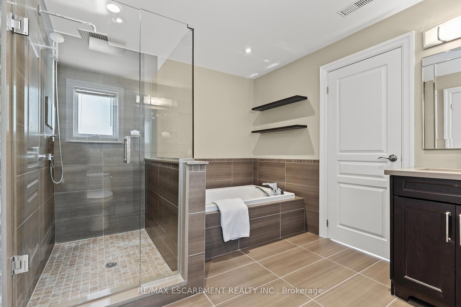 404 Hamilton Drive • Hamilton, ON photo 18